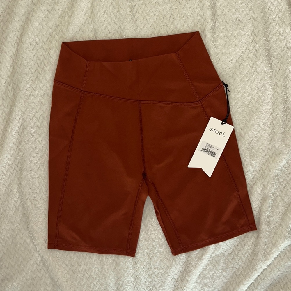 Stori Unscripted Fitted 7” Short